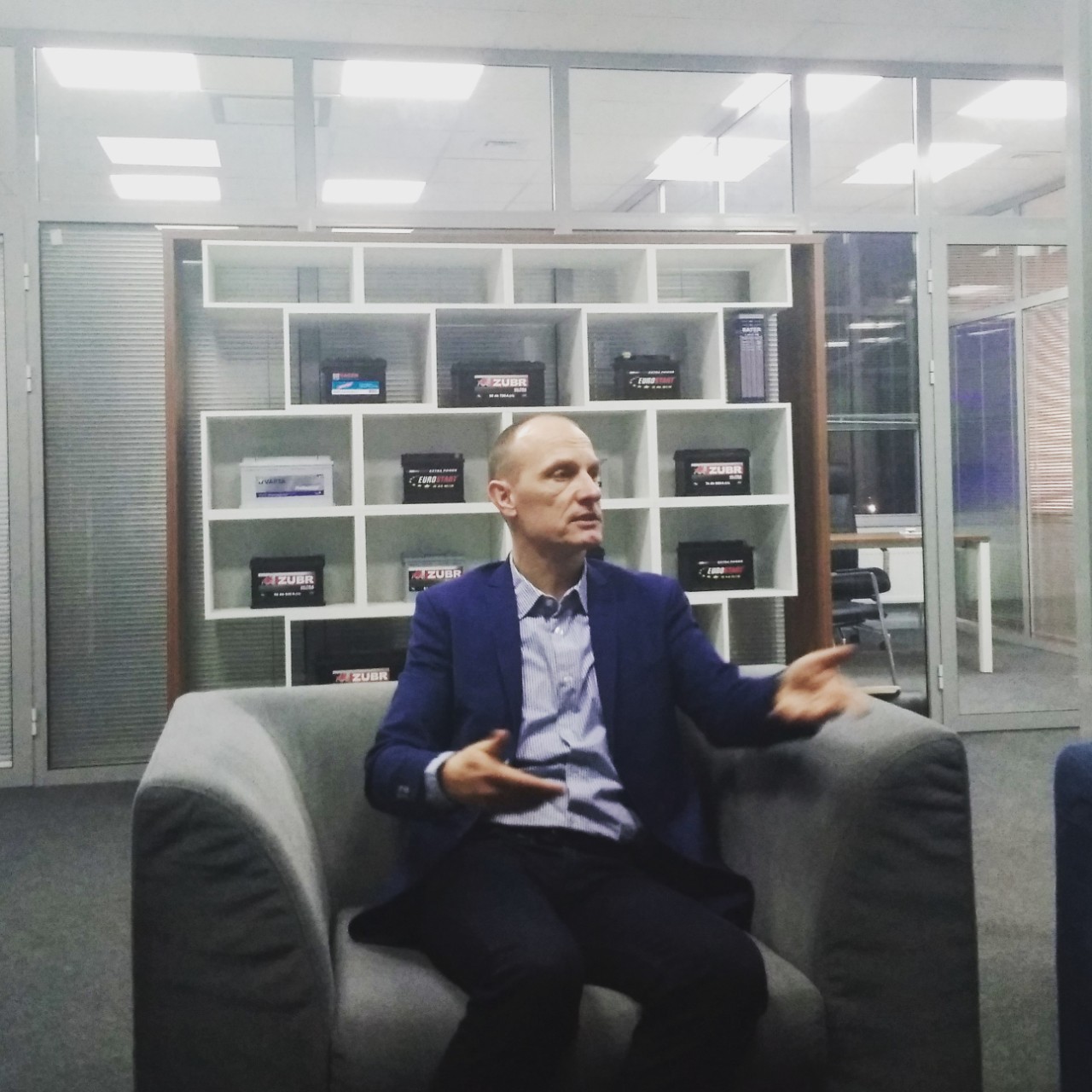 predstavitel-top-menedzhmenta-accurate-products-manufacturing-i-consul